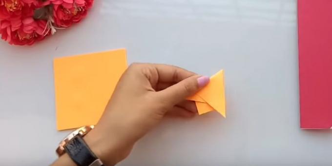 Schneiden Sie das Papier von drei verschiedenen Farben, zwei identisches kleines Quadrat