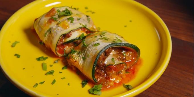 Gebacken Zucchini Rollen mit gehacktem Fleisch, Käse und Tomaten