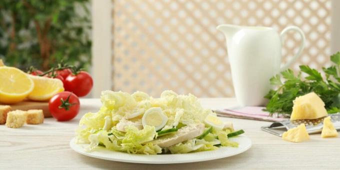 Salat mit Chinakohl, Hühnchen und Wachteleiern