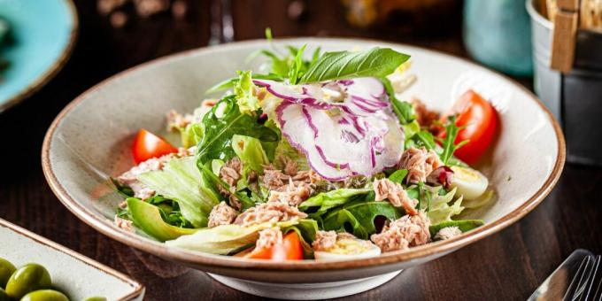 Salat mit Dosenlachs, Avocado und Tomaten