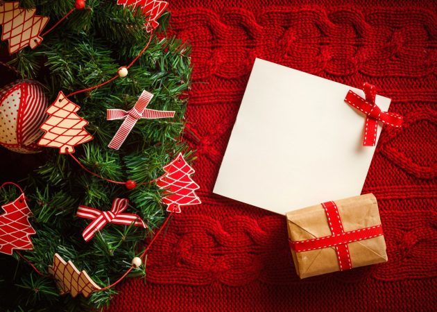 Dekorieren Sie einen Weihnachtsbaum: Geschenke