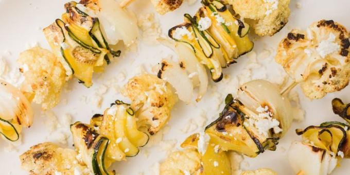 Vorspeisen Zucchini: Spiesse mit Blumenkohl und Feta