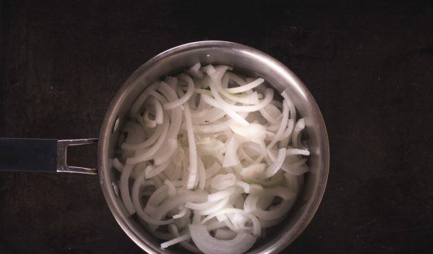 Birnenkuchen, karamellisierte Zwiebeln und Feta: Die Zwiebeln in einen Topf geben und bei mittlerer Hitze anbraten