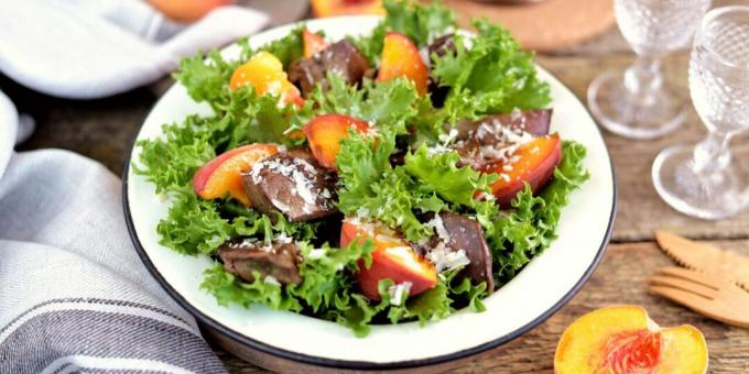 Salat mit Pfirsichen und Leber