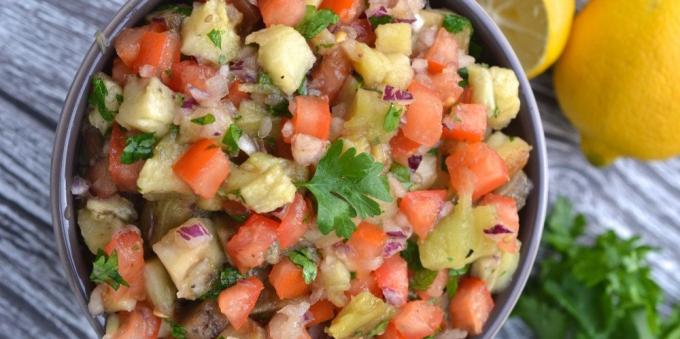 Salat mit Tomaten. Salat mit Tomaten und geröstet Auberginen