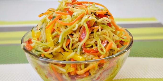 Salat von Zucchini und Karotten für den Winter und Pfeffer in Koreanisch
