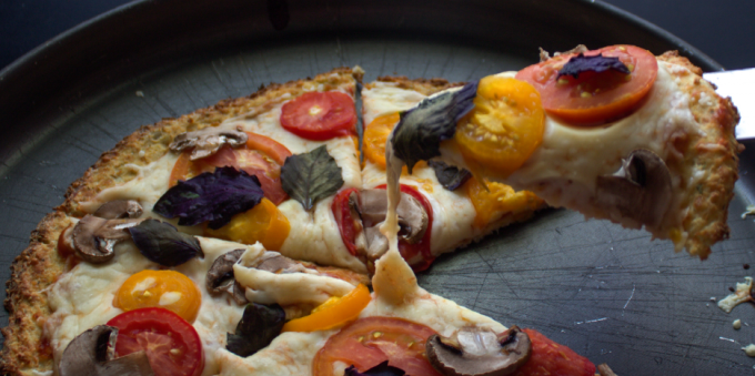 Kalorienarme Blumenkohlpizza mit Pilzen und Basilikum