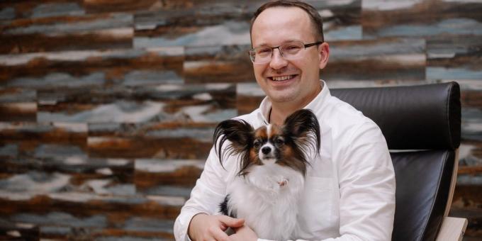 Der Gründer der Spiele-Lokalisierung Studio inlinGO Pavel Tokarev hundefreundliche Büro