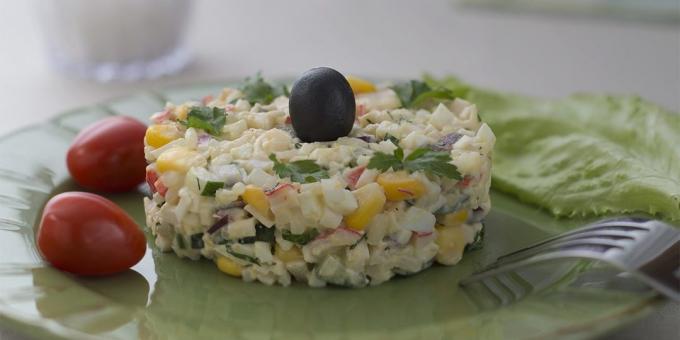 Salat mit Reis, Krabben-Sticks, Mais, Eier und Gurke