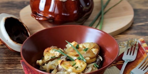 Kartoffeln mit Pilzen in Töpfen