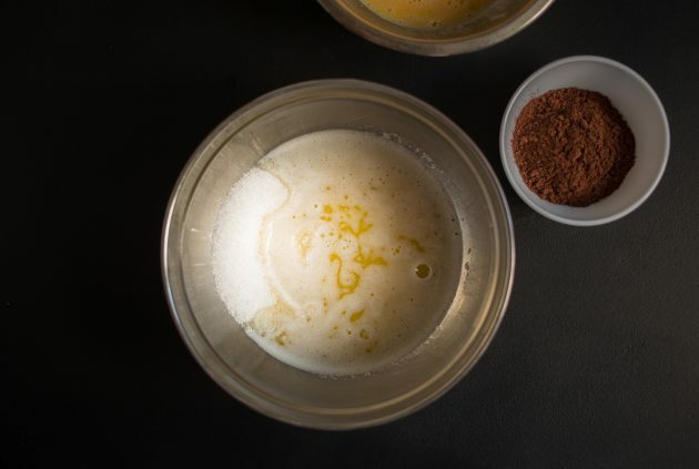Für die Kakao- und Frischkäse-Brownies die Butter in Würfel schneiden und schmelzen