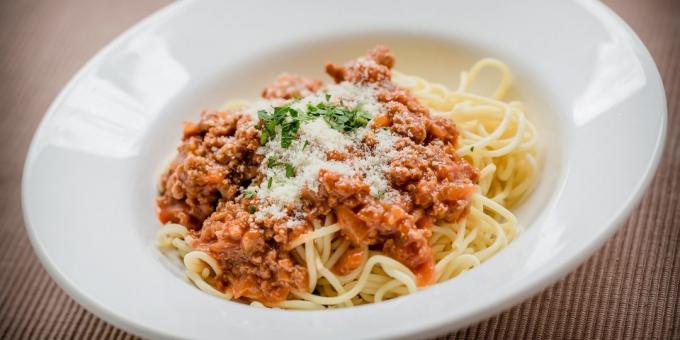 Frischkäse: Pasta mit Tomaten und Fleisch-Sauce