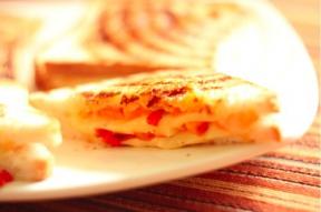 Frühstück für 10 Minuten: Hot-Sandwich mit Käse und Pfeffer