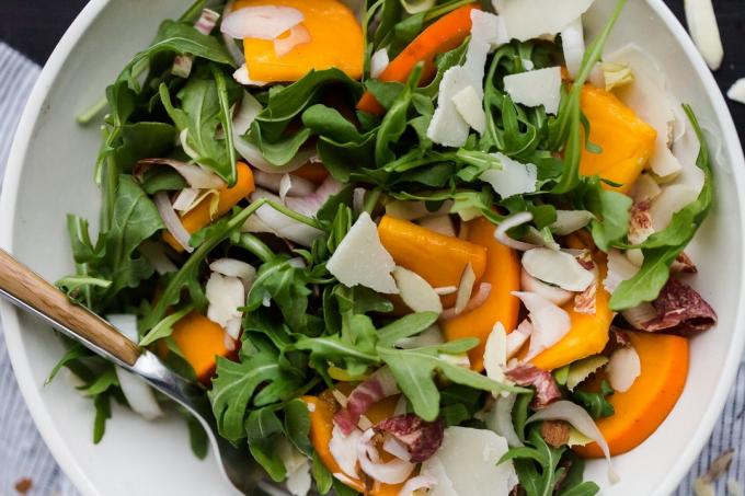 Rezept: Winter gesunde Salate mit Persimmon - mit Mandeln und Parmesan