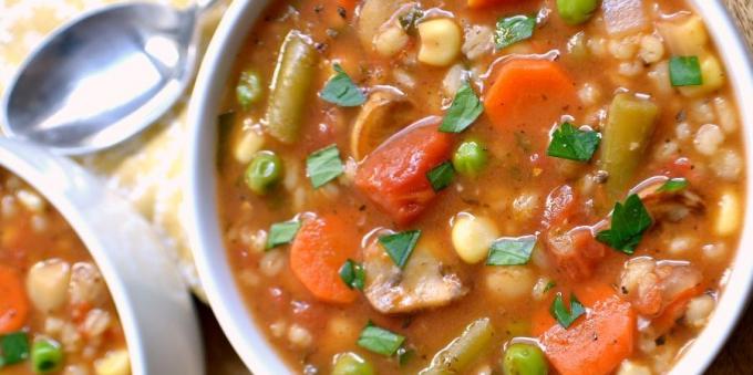 Gemüsesuppen: Suppe mit Gerste, Pilzen und Kichererbsen