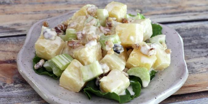 Salat mit Sellerie, Ananas und Walnüssen