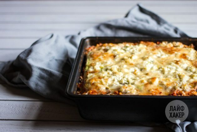 Zucchini-Lasagne mit Hüttenkäse: Stellen Sie das Gericht eine halbe Stunde lang auf 190 Grad