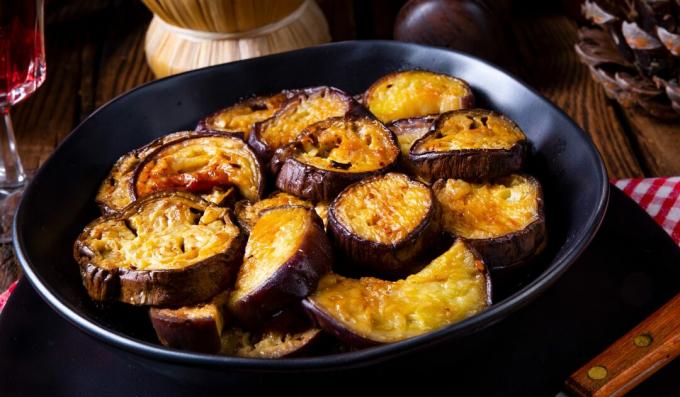 Auberginen mit Knoblauch im Ofen gebacken