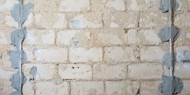 Plaster Baken an einer Wand
