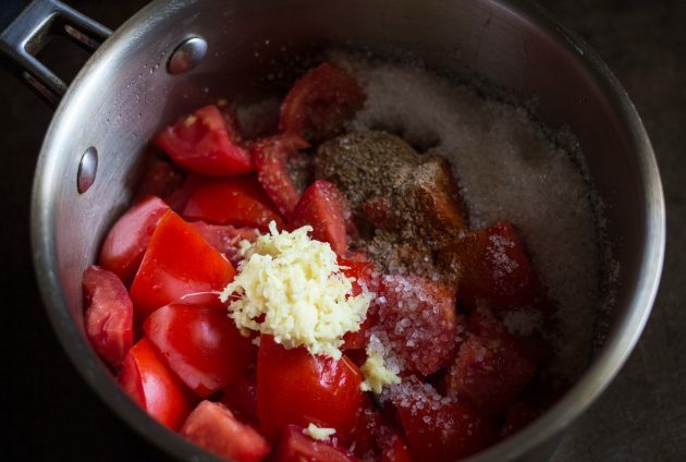 Tomatenmarmelade: Die Zutaten in einen Topf geben