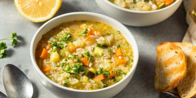 Suppe mit Reis, Gemüse und Zitrone