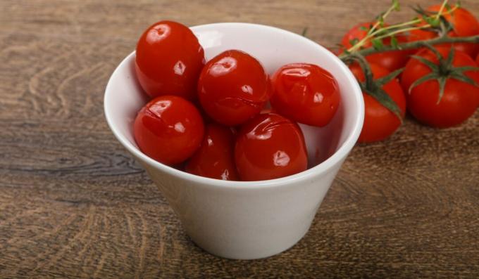 Eingelegte Tomaten gefüllt mit Knoblauch