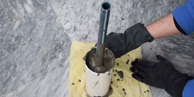 So bauen Sie einen Brunnen zum Selbermachen: Füllen Sie das Teil mit Mörtel