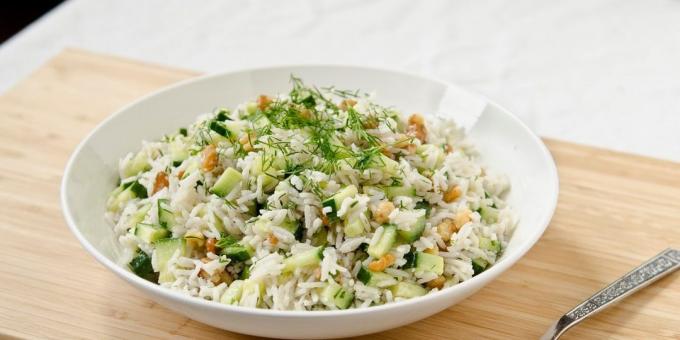 Salat mit Reis, Gurken, Walnüssen und Minze