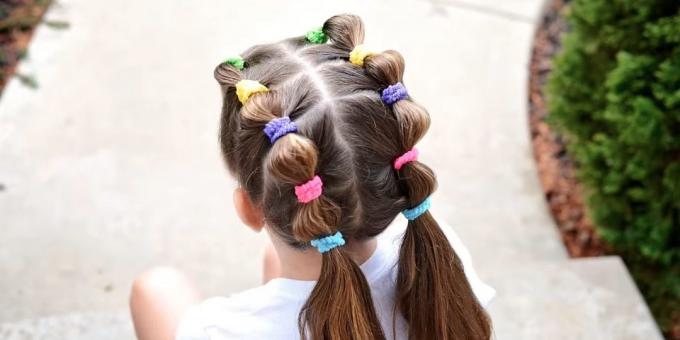 Frisuren für Mädchen: niedrige ponytails mit Gummibändern
