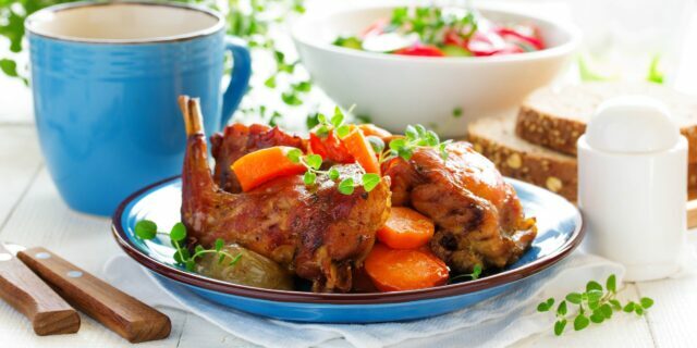 Kaninchen mit Gemüse im Ofen gebacken