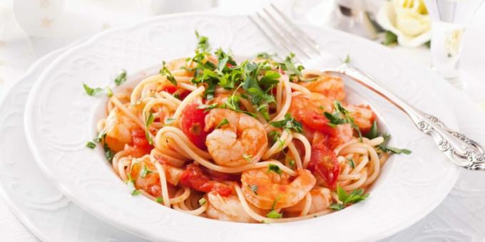 Pasta mit Garnelen und Tomaten