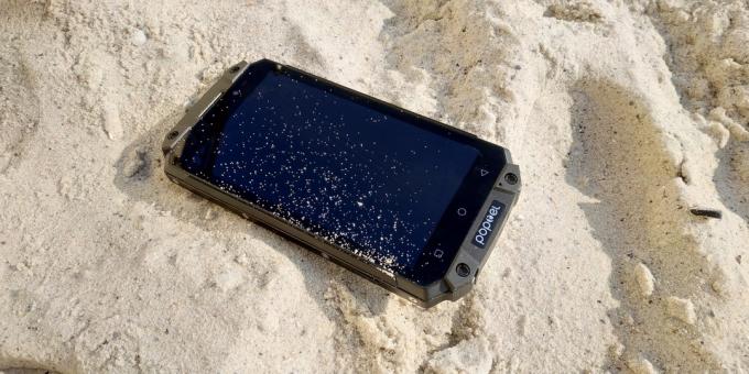 Geschützte Smartphone Poptel P9000 Max: Am Strand