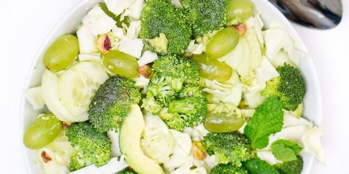 Salat mit frischen Kohl, Brokkoli, Gurken und Trauben