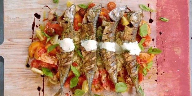 Wie ein Abendessen in Eile kochen: Gegrillte Makrelen mit Tomaten und Quinoa-Mix
