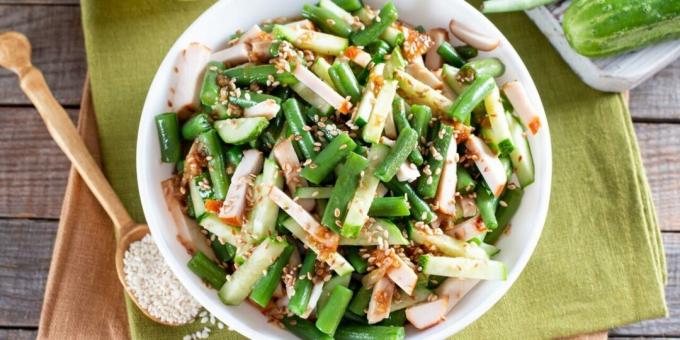 Salat mit geräuchertem Hühnchen, Gurken und Bohnen