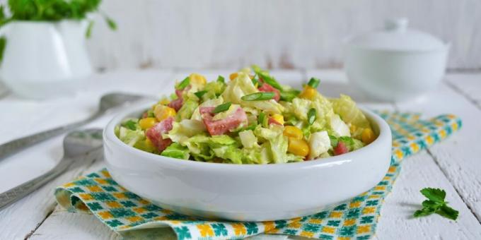 Salat mit Kohl, Schinken und Mais