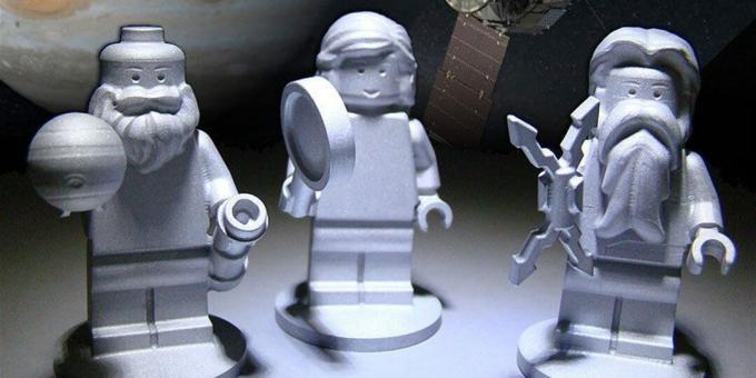 Ungewöhnliche Objekte im Raum: Lego-Figuren
