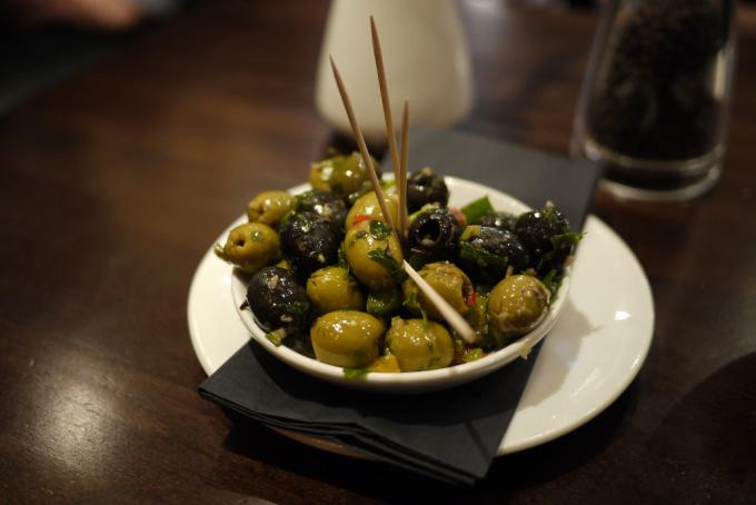 Oliven in der würzigen Marinade