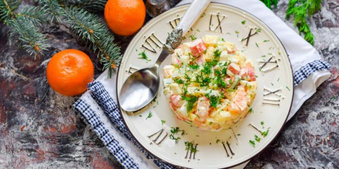 Salat mit Krabbenstäbchen und Mandarinen