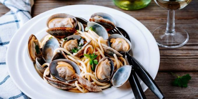 Pasta mit Vongole, Knoblauch und Wein