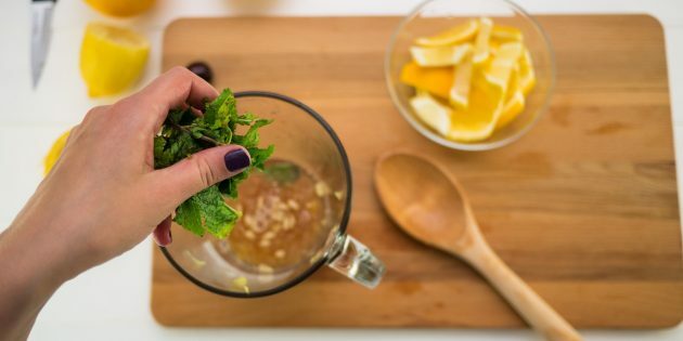 So machen Sie Kirschlimonade: Denken Sie an die Minzblätter in Ihren Handflächen