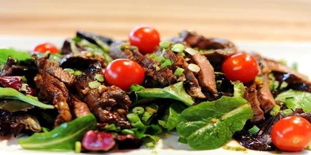 Warmer Salat mit Rindfleisch und Gemüse 