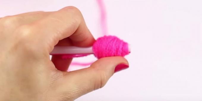 DIY Pompon: Wickeln Sie die Fäden fertig