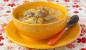 Suppe mit Fleischbällchen und Nudeln
