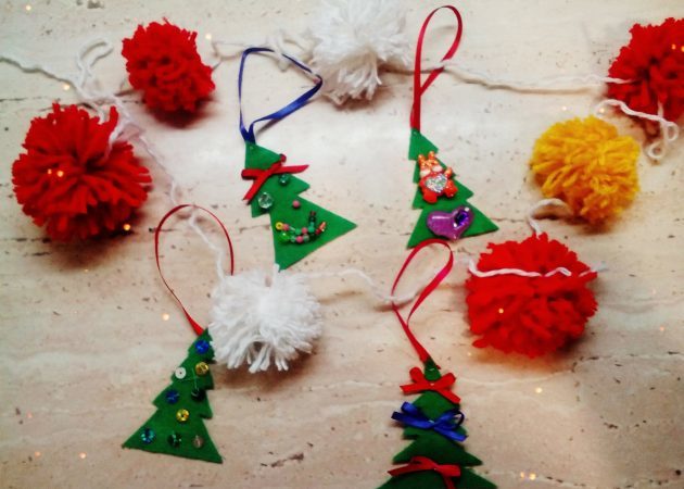 Wie man ein Haus am Neujahrstag Kranz von Pompons dekorieren