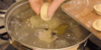 Wie der Knödel kocht auf einem Teller