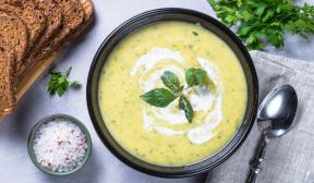 Cremige Kürbissuppe mit Kartoffeln und Knoblauch