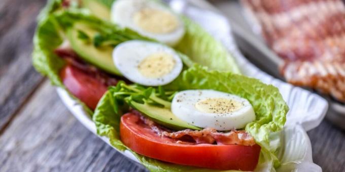 „Sandwiches“ mit Avocado und Speck auf Salat