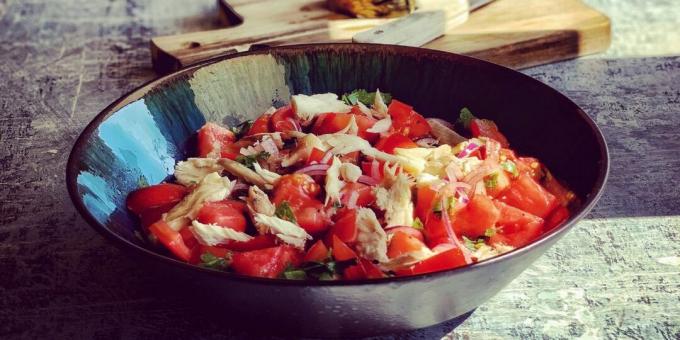 Salat mit geräucherter Makrele und Tomaten