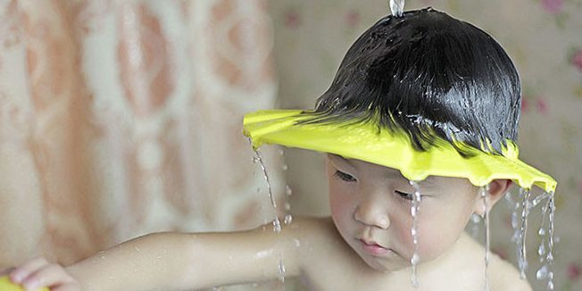 Visor zum Waschen der Haare des Kindes